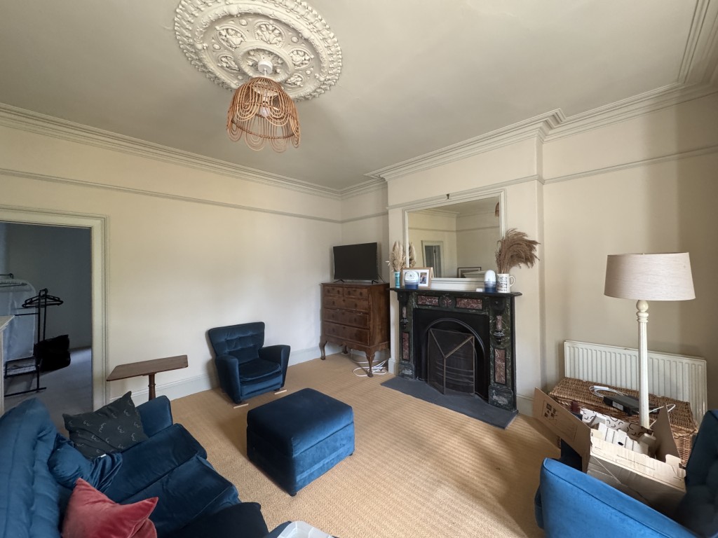 Lot: 33 - SUBSTANTIAL PROPERTY PREVIOUSLY ARRANGED AS TWO FLATS REQUIRING IMPROVEMENT - 41A Living room